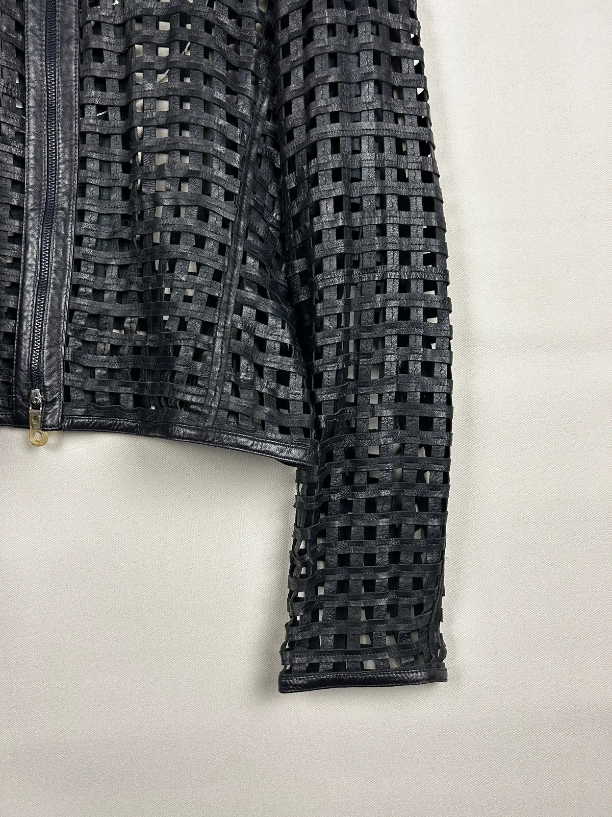 2000s Giorgio Armani  — Giacca nera in pelle con collo a girocollo e manica a rete — 4