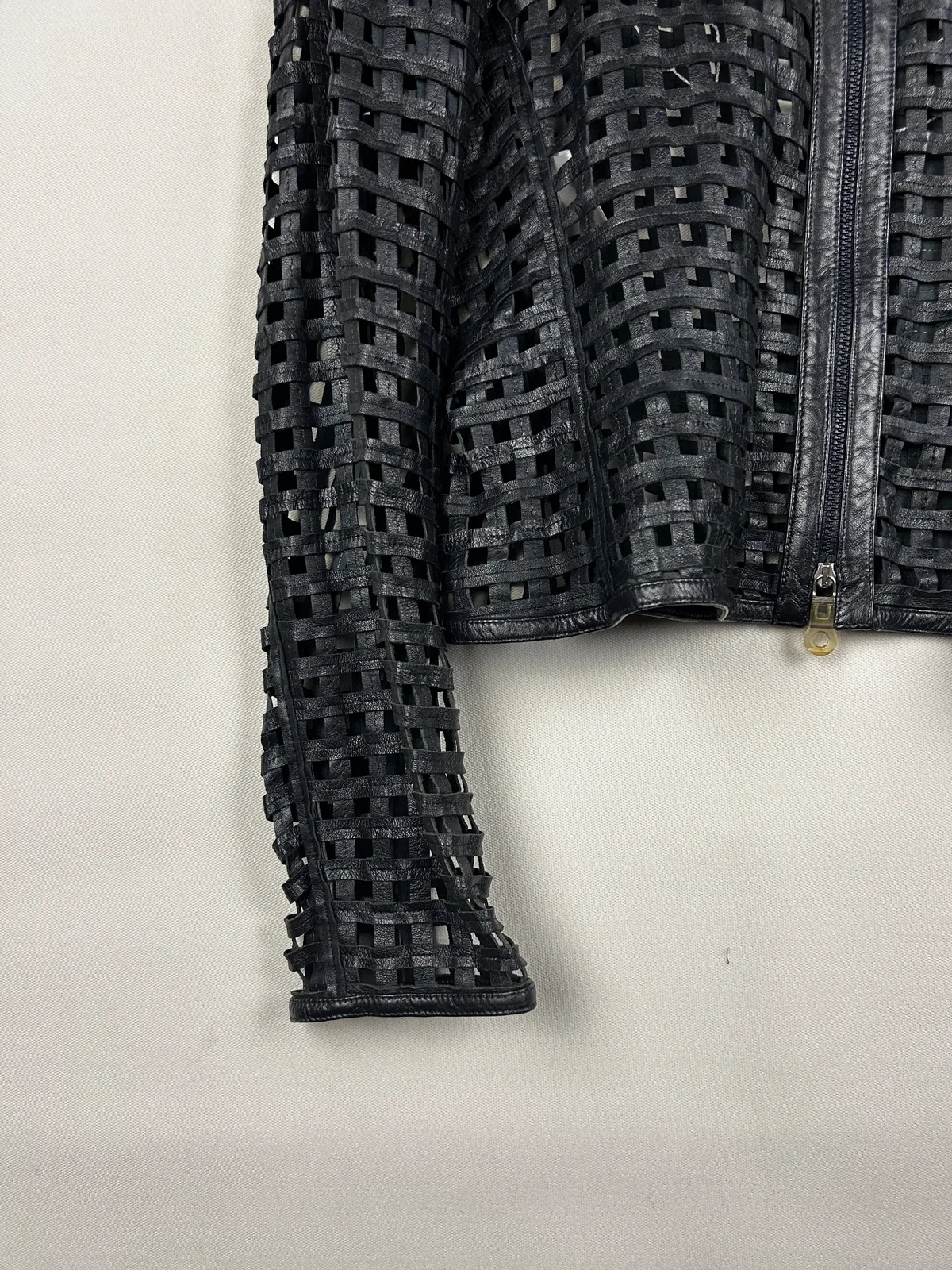 2000s Giorgio Armani  — Giacca nera in pelle con collo a girocollo e manica a rete — 5