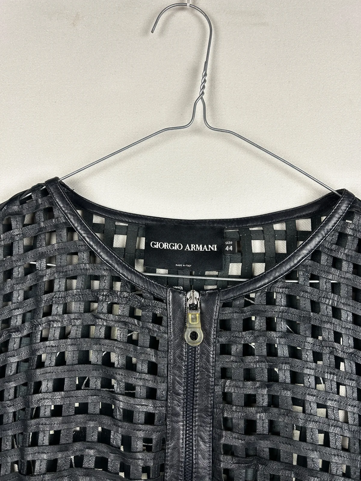 2000s Giorgio Armani  — Giacca nera in pelle con collo a girocollo e manica a rete — 2