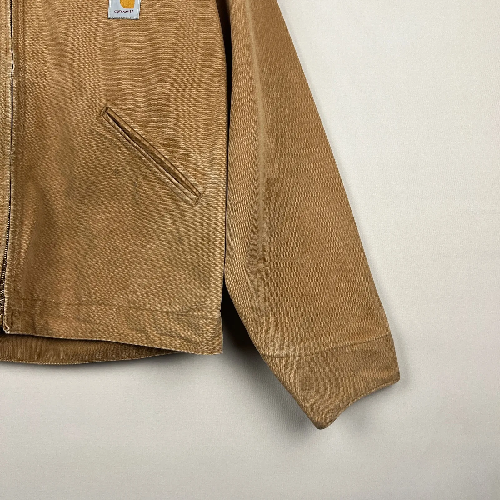 Carhartt — Giacca boxy con collo a barchetta patch logo marrone — 3