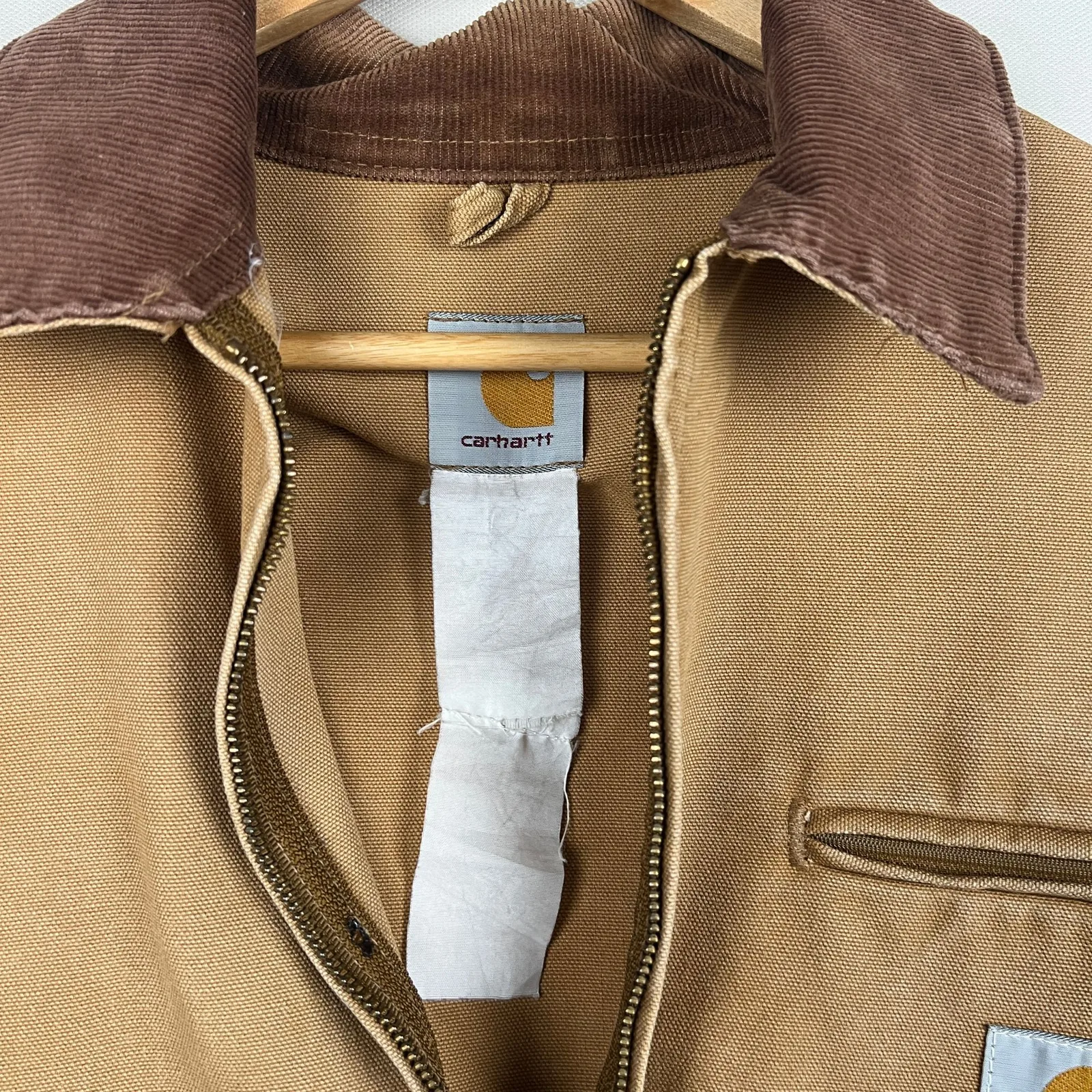 Carhartt — Giacca boxy con collo a barchetta patch logo marrone — 2