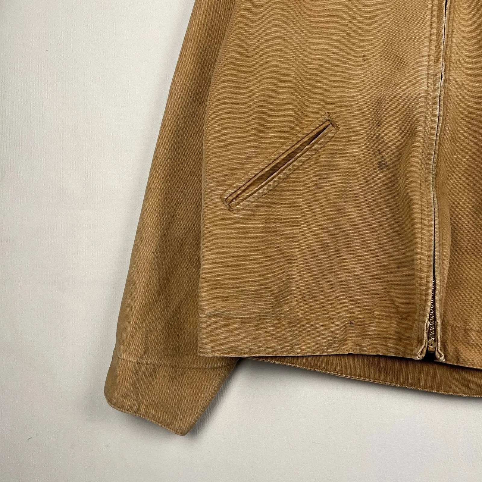 Carhartt — Giacca boxy con collo a barchetta patch logo marrone — 4