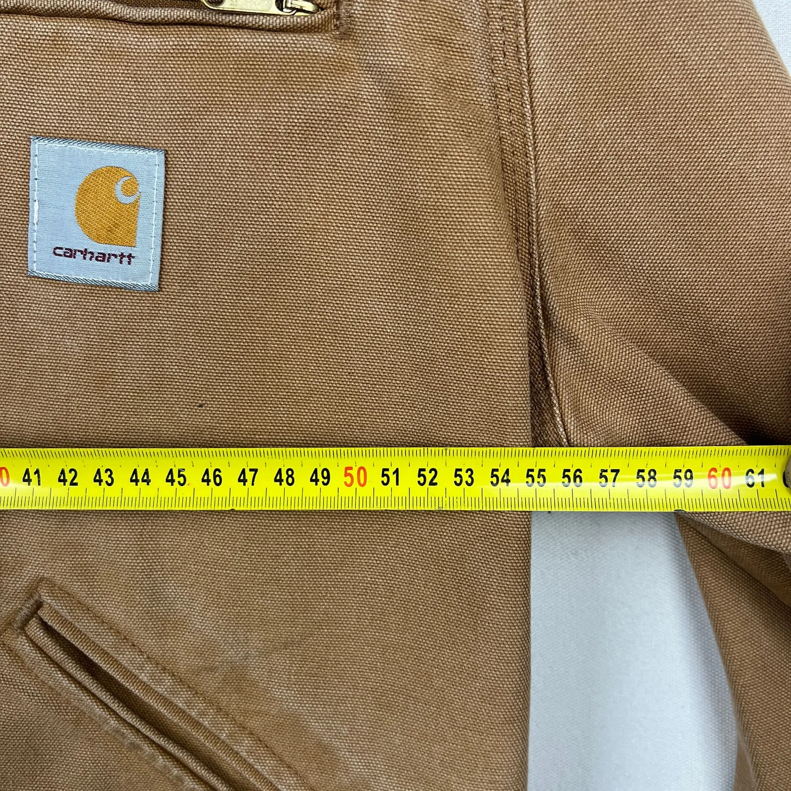 Carhartt — Giacca boxy con collo a barchetta patch logo marrone — 6