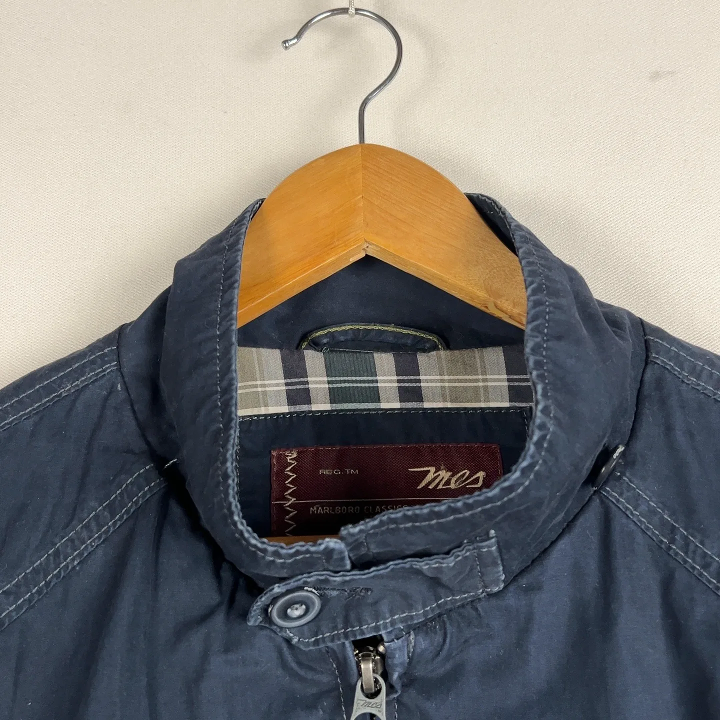 Marlboro Classic MC23 — Giacca a vento blu con zip e tasche laterali — 2