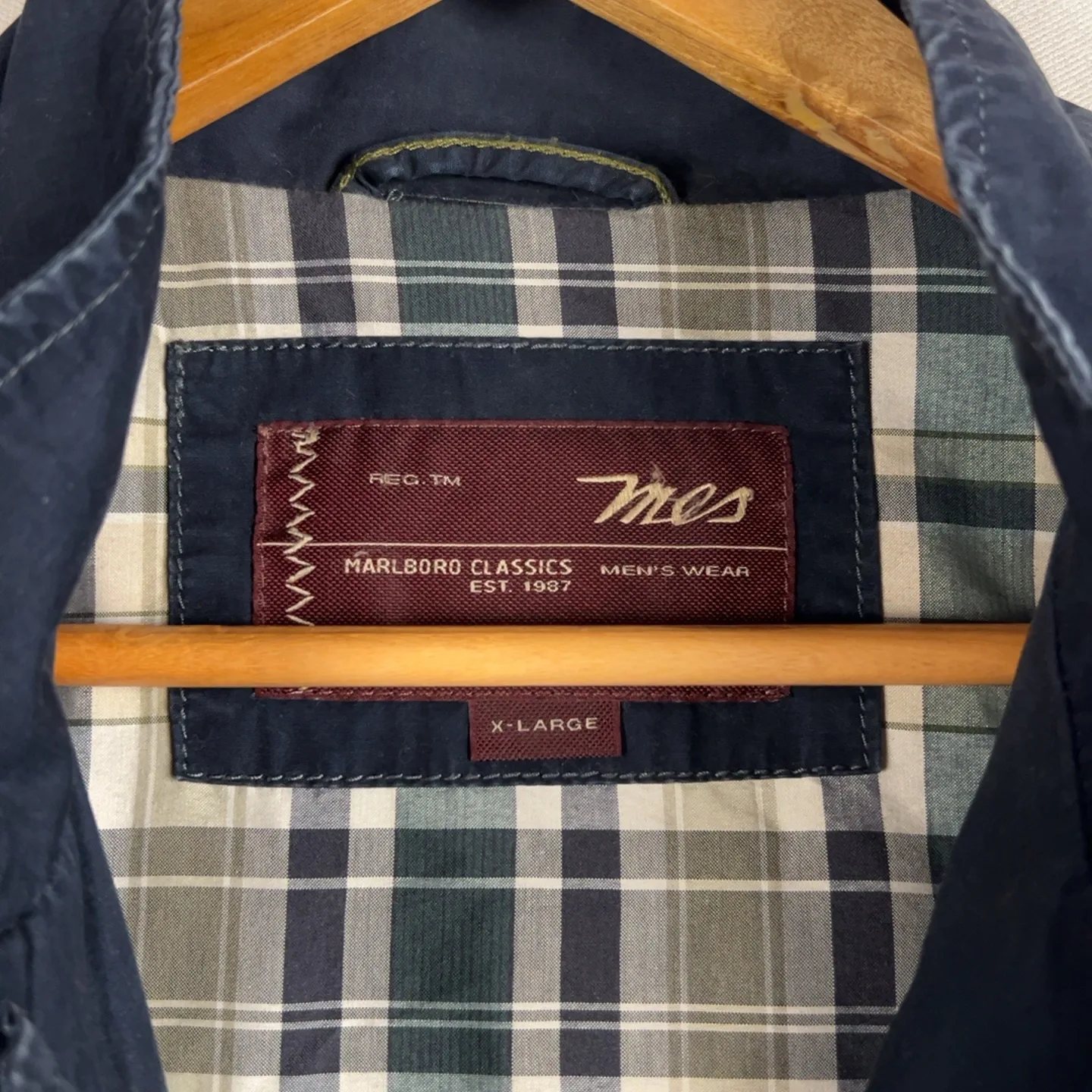 Marlboro Classic MC23 — Giacca a vento blu con zip e tasche laterali — 7