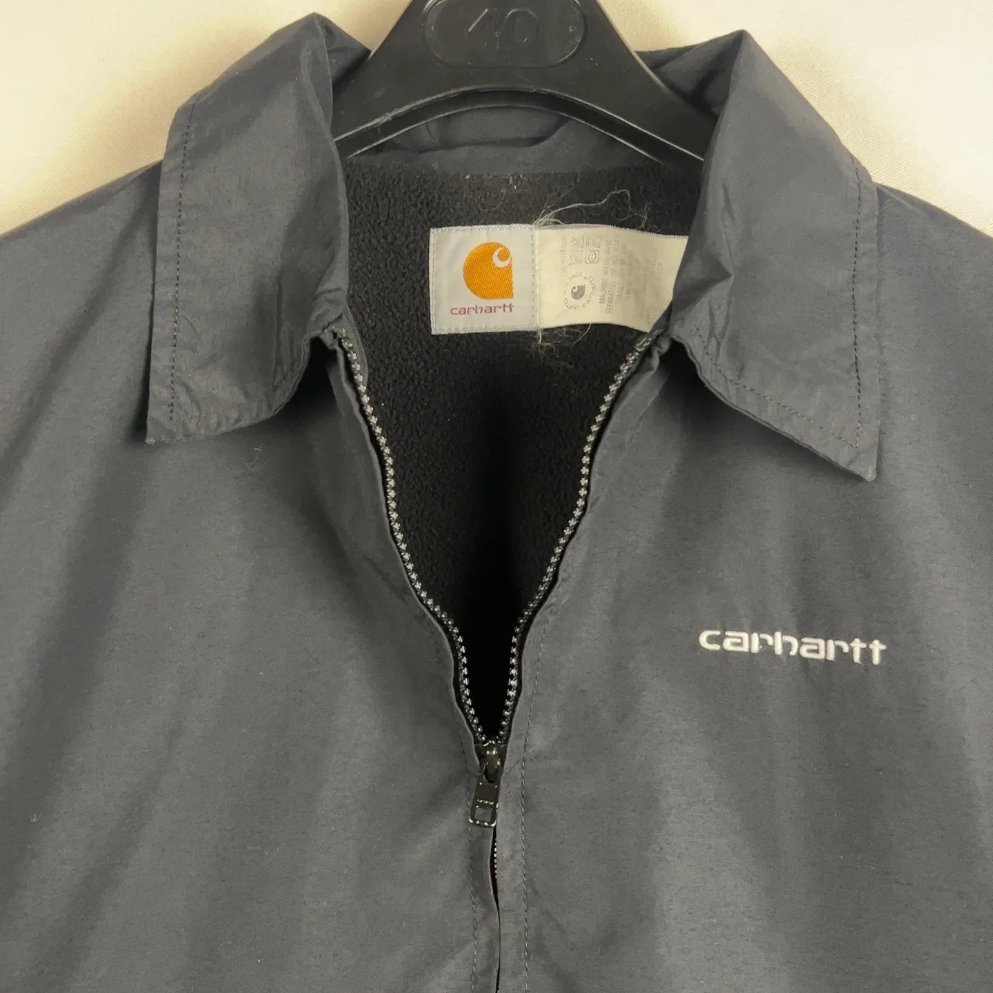 Carhartt — Giacca da lavoro nera con cappuccio e tasche laterali — 2