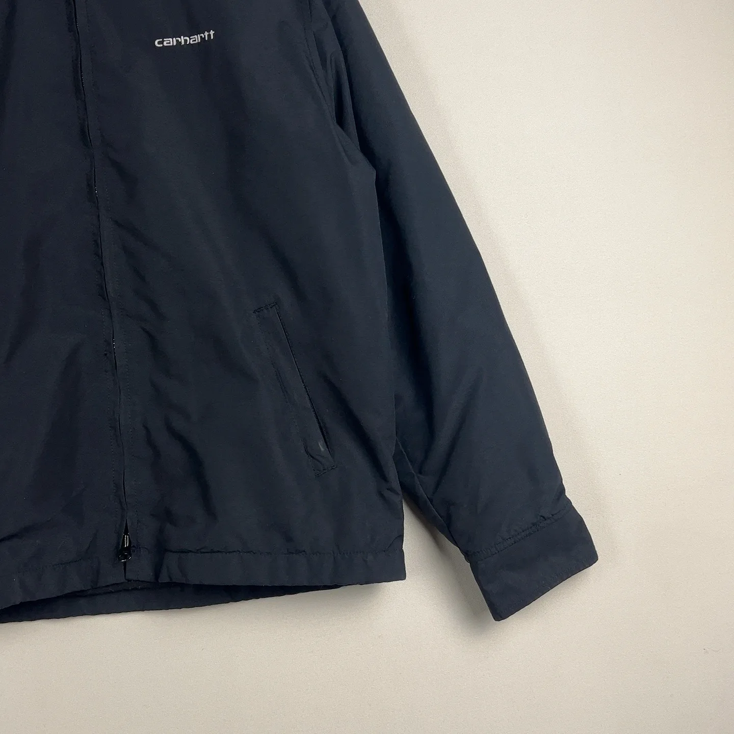 Carhartt — Giacca da lavoro nera con cappuccio e tasche laterali — 4
