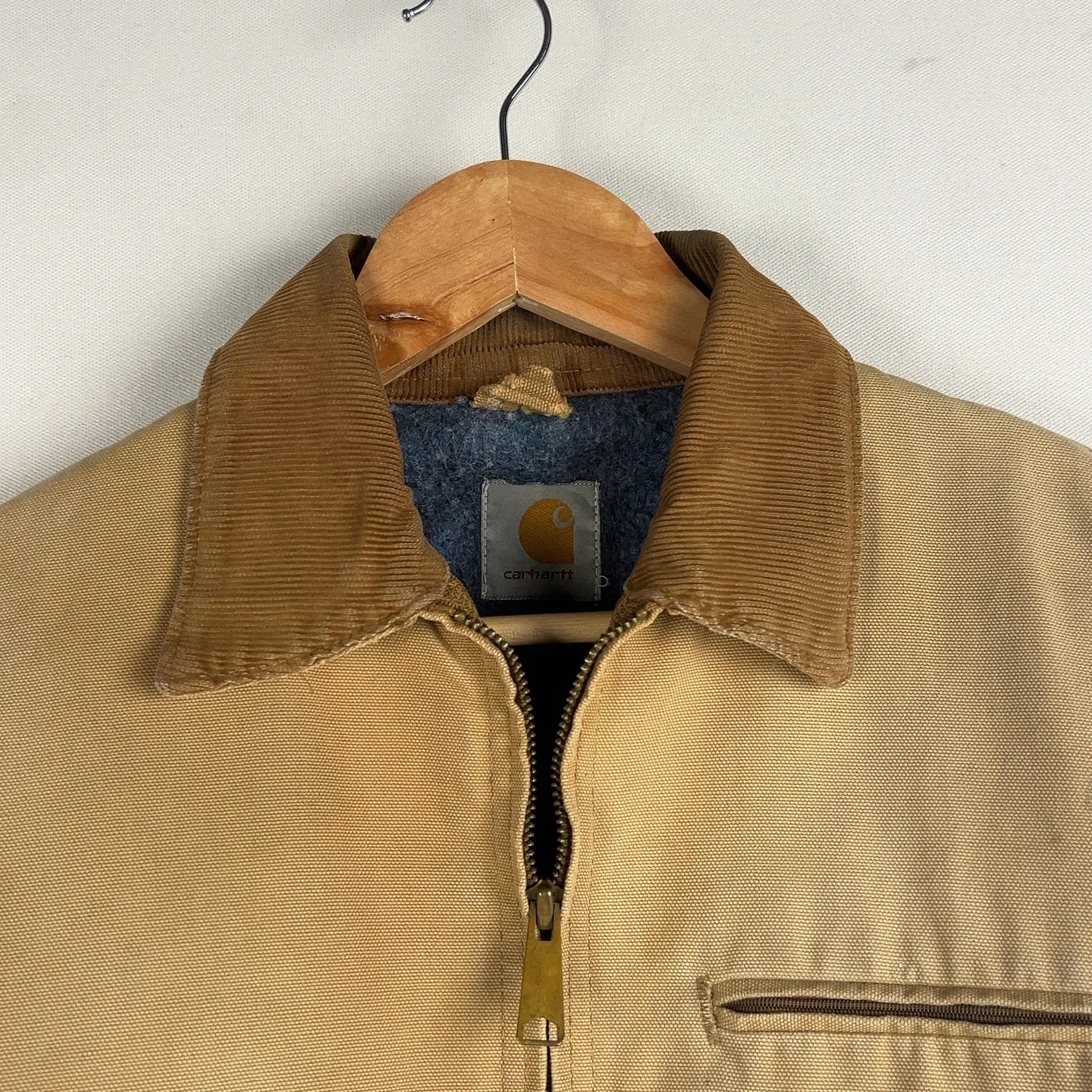 Carhartt Detroit — Giacca da lavoro marrone con zip e tasche laterali — 2