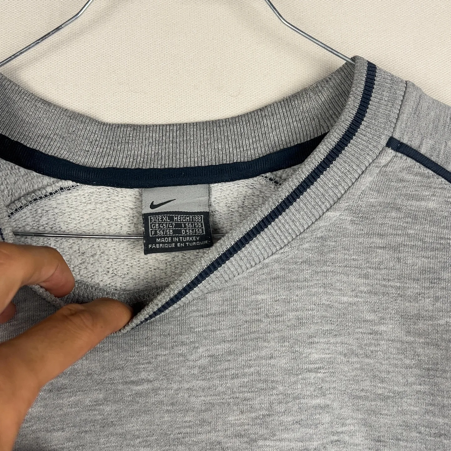 Nike — Felpa girocollo oversize con patch ricamata grigia — 2