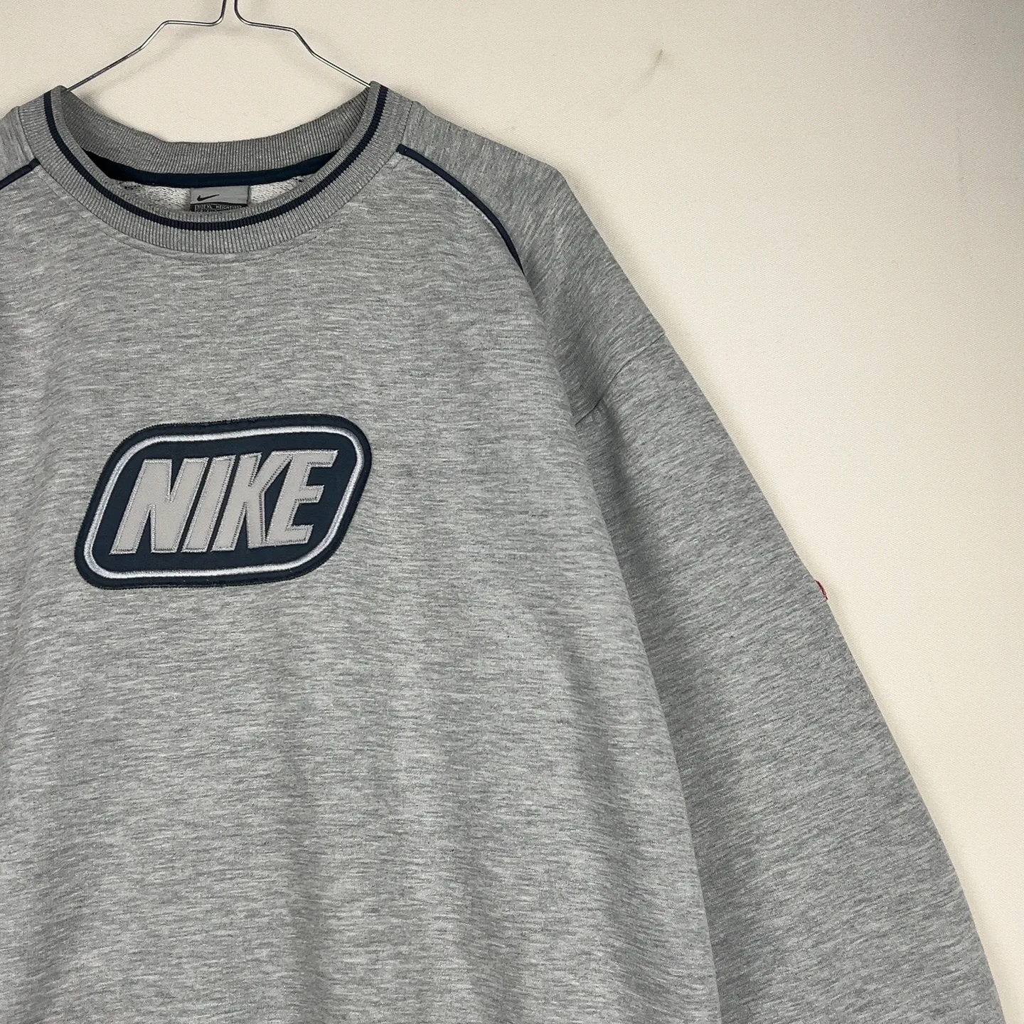 Nike — Felpa girocollo oversize con patch ricamata grigia — 3