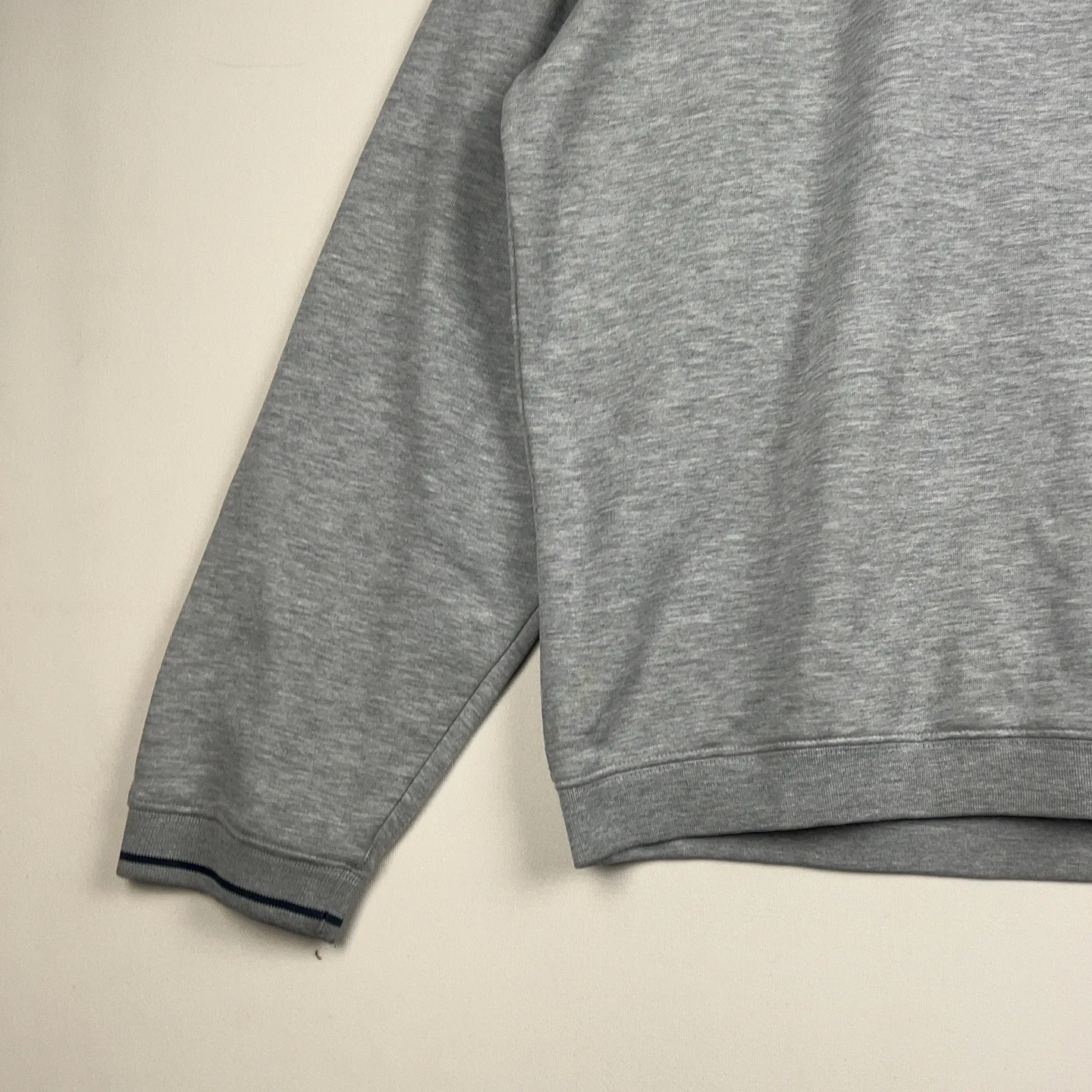 Nike — Felpa girocollo oversize con patch ricamata grigia — 5