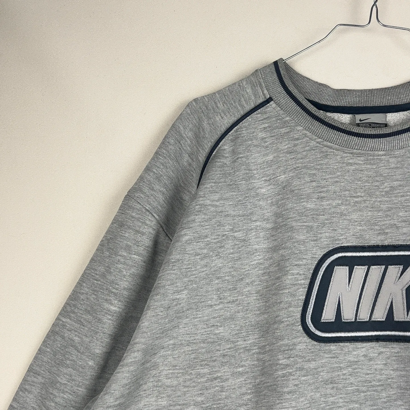 Nike — Felpa girocollo oversize con patch ricamata grigia — 6