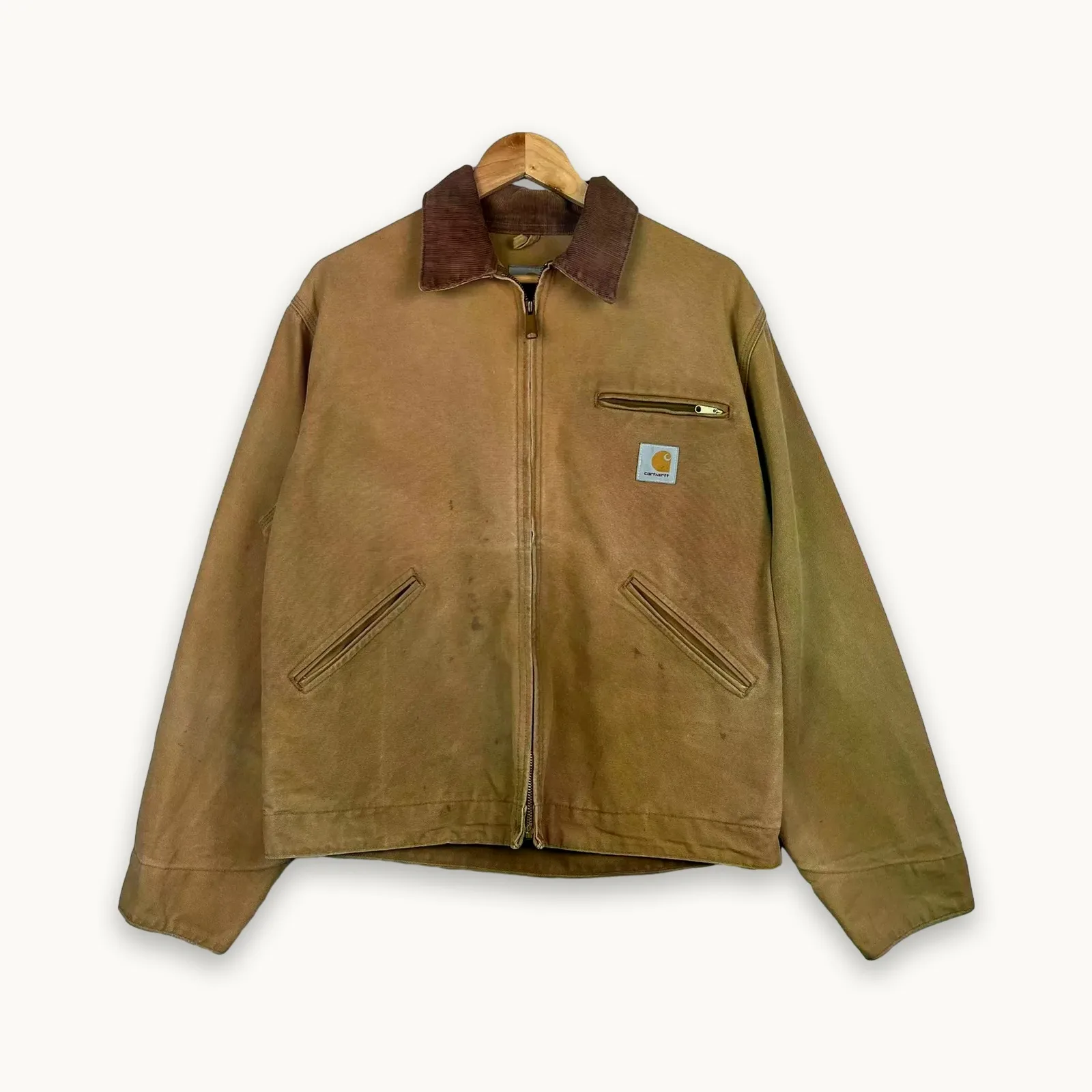 Carhartt — Giacca boxy con collo a barchetta patch logo marrone