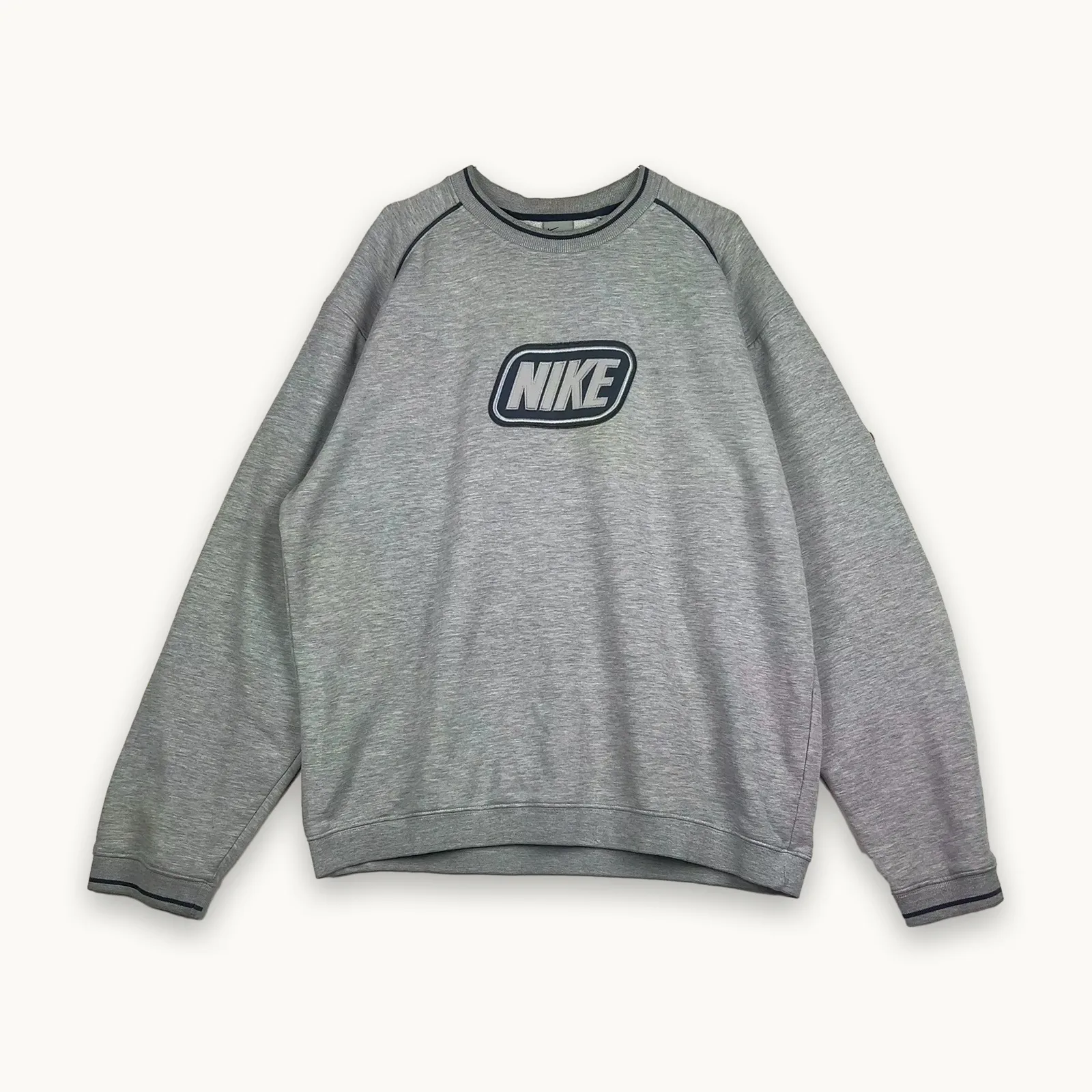 Nike — Felpa girocollo oversize con patch ricamata grigia