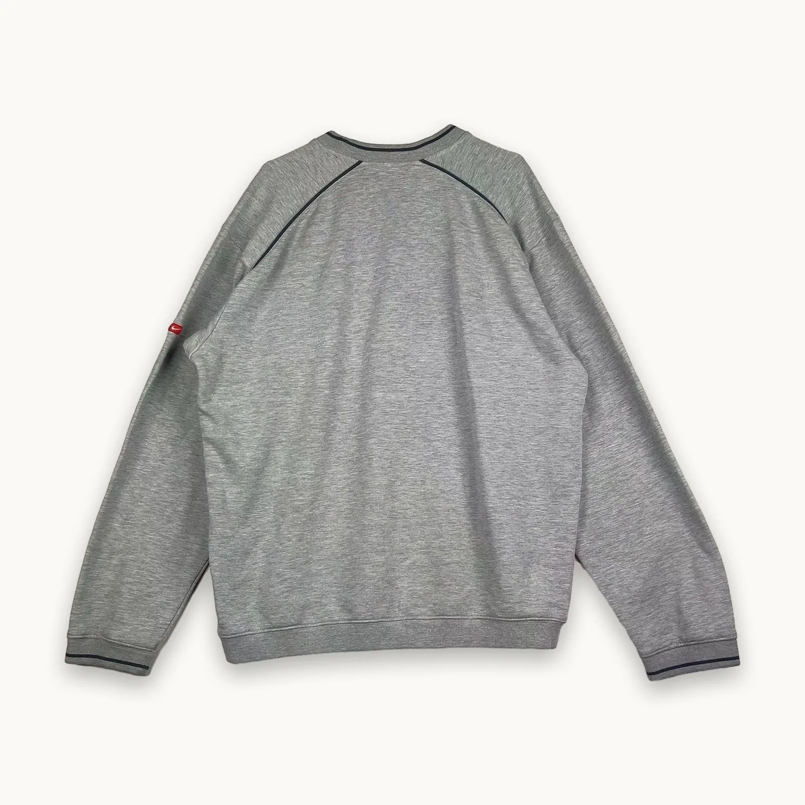 Nike — Felpa girocollo oversize con patch ricamata grigia
