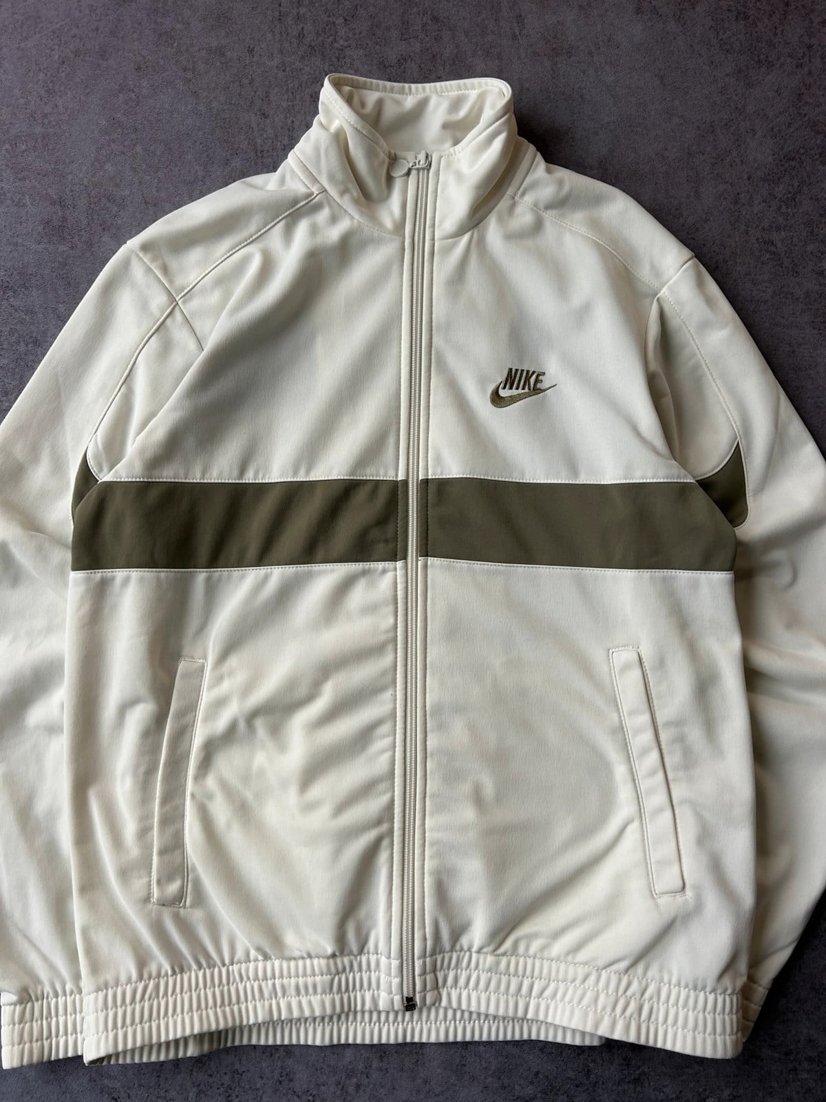 Nike — Giacca sportiva bianca anni 2000 con dettagli verdi — 2