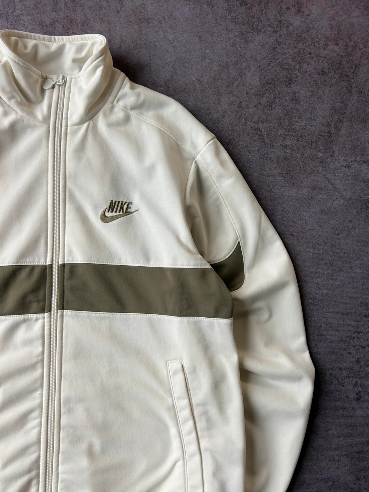 Nike — Giacca sportiva bianca anni 2000 con dettagli verdi — 3