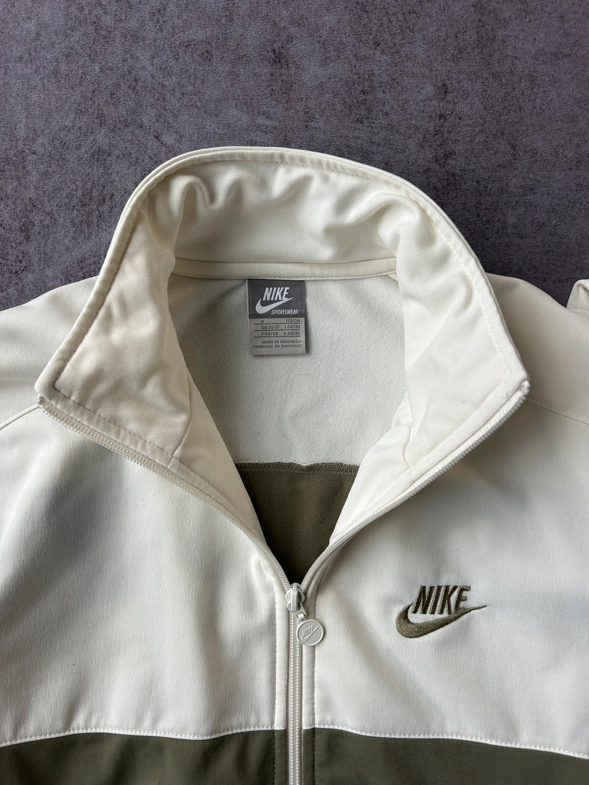 Nike — Giacca sportiva bianca anni 2000 con dettagli verdi — 6