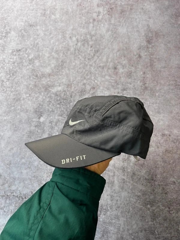 Nike — Cappello Dri-FIT anni 2000 nero — 3