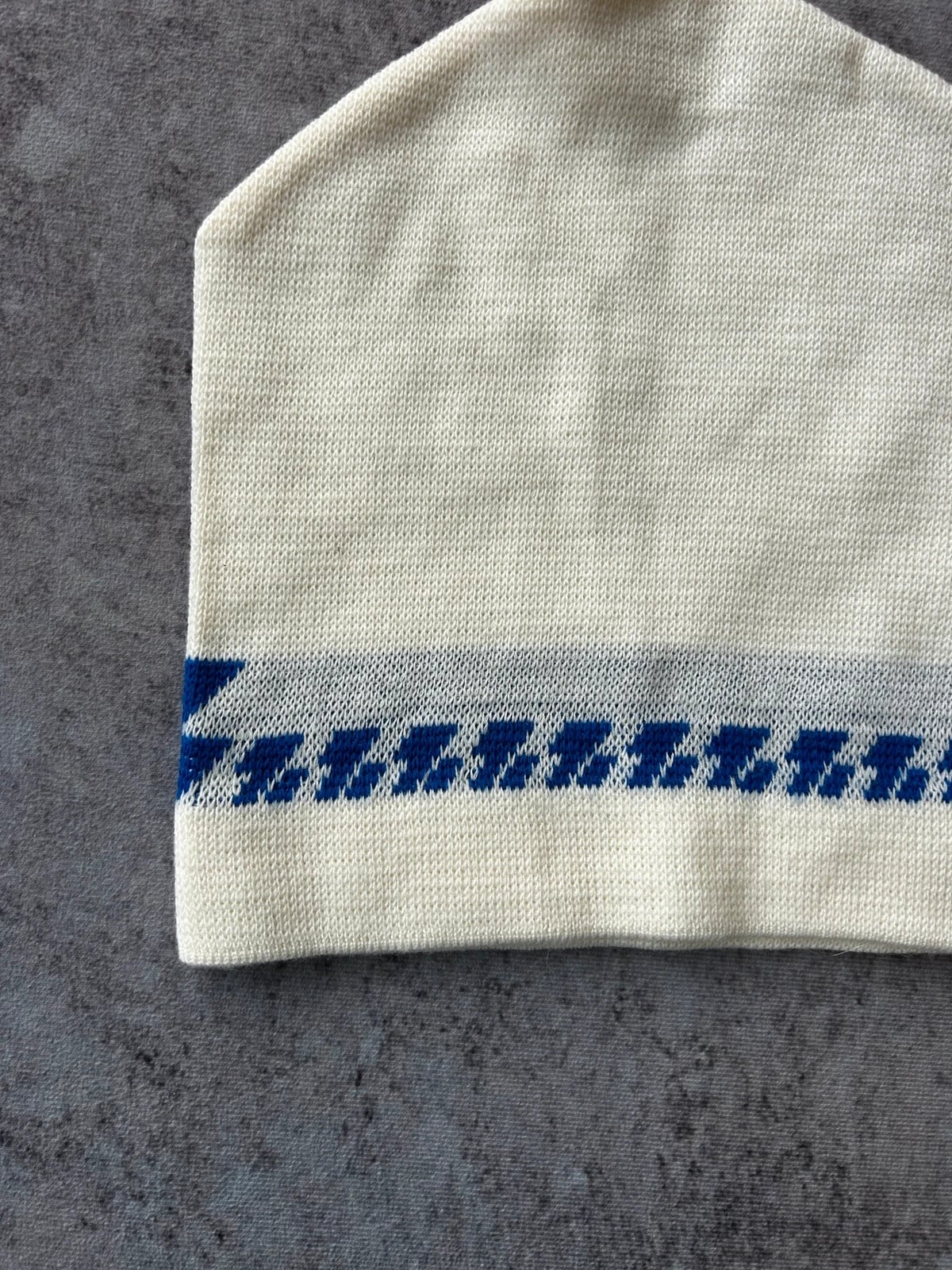 Vintage Dressing — Berretto in lana bianco con dettagli blu — 2