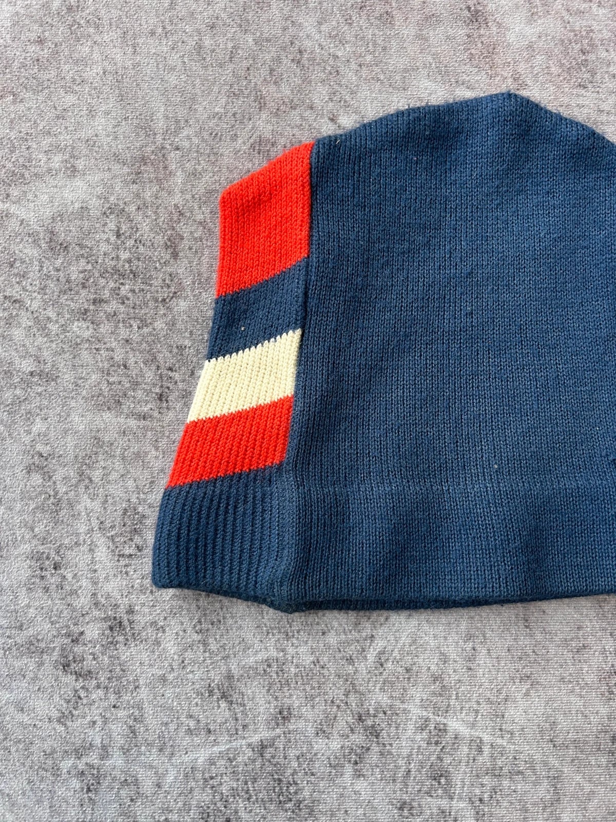 Vintage Dressing — Berretto in lana blu con dettagli rossi anni 80 — 2