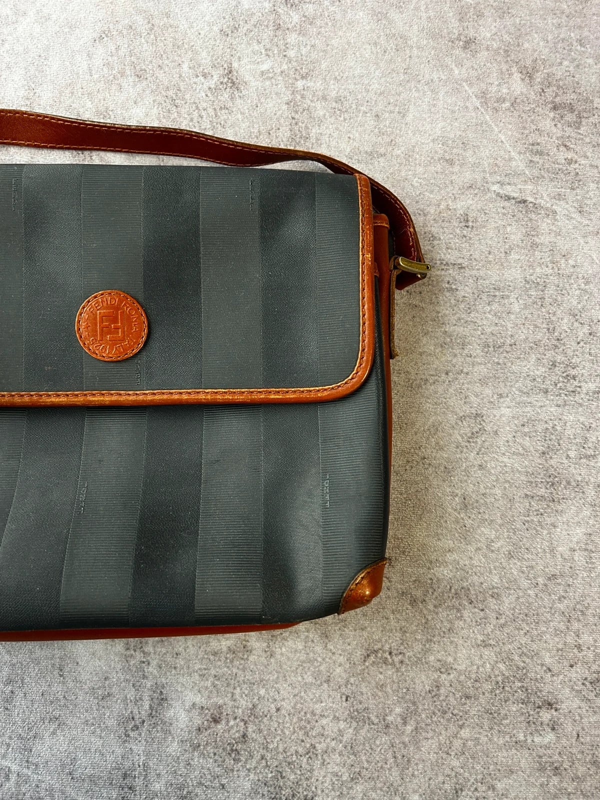 Fendi — Borsa a tracolla in tela rigata anni 90 nera — 3