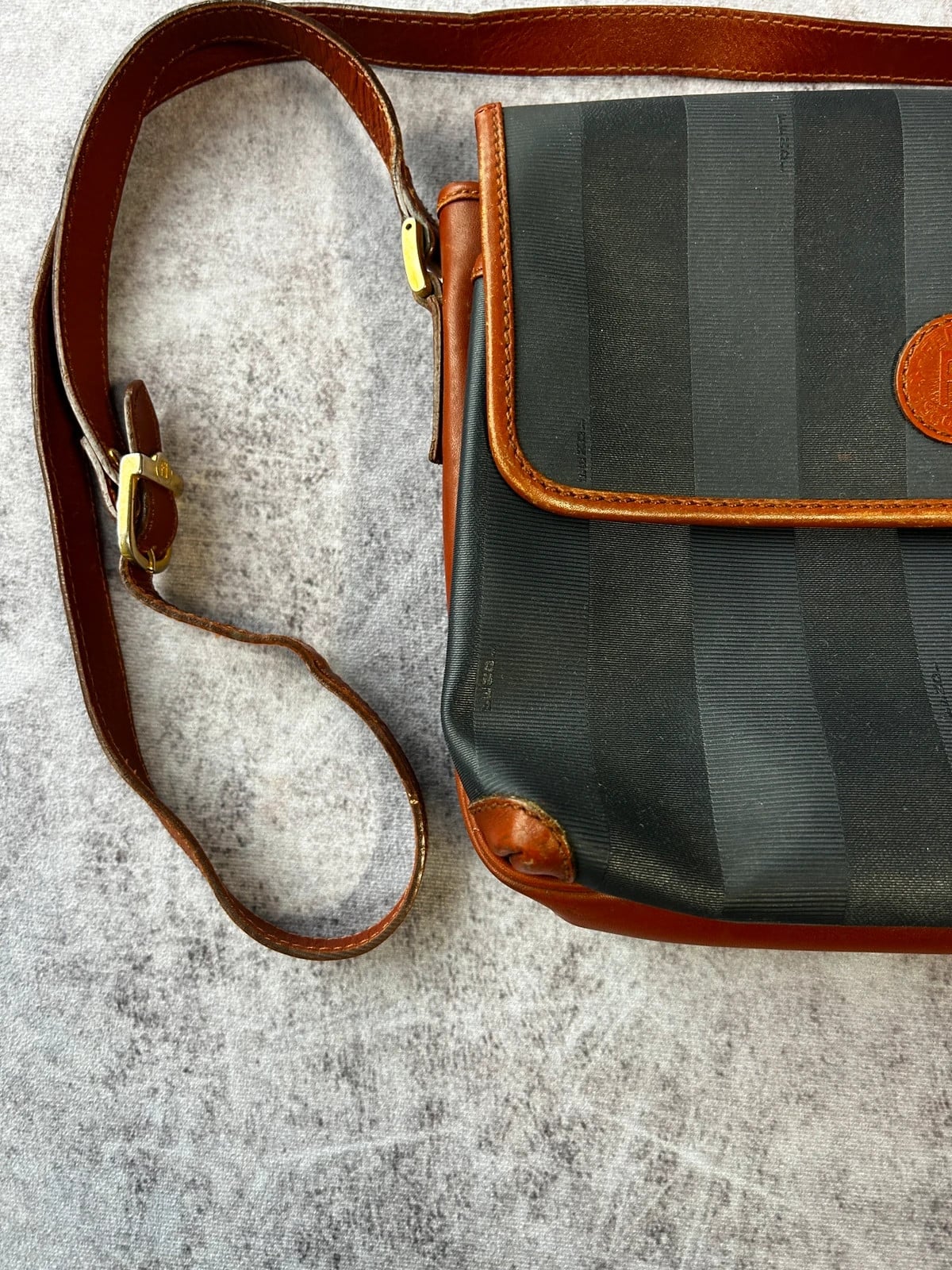 Fendi — Borsa a tracolla in tela rigata anni 90 nera — 4