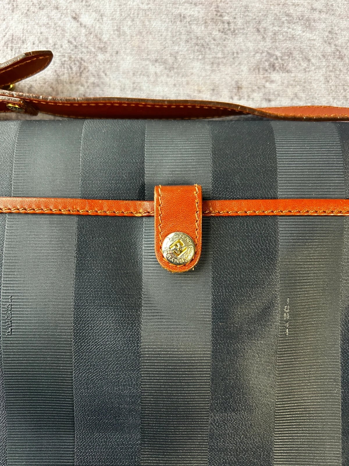 Fendi — Borsa a tracolla in tela rigata anni 90 nera — 7