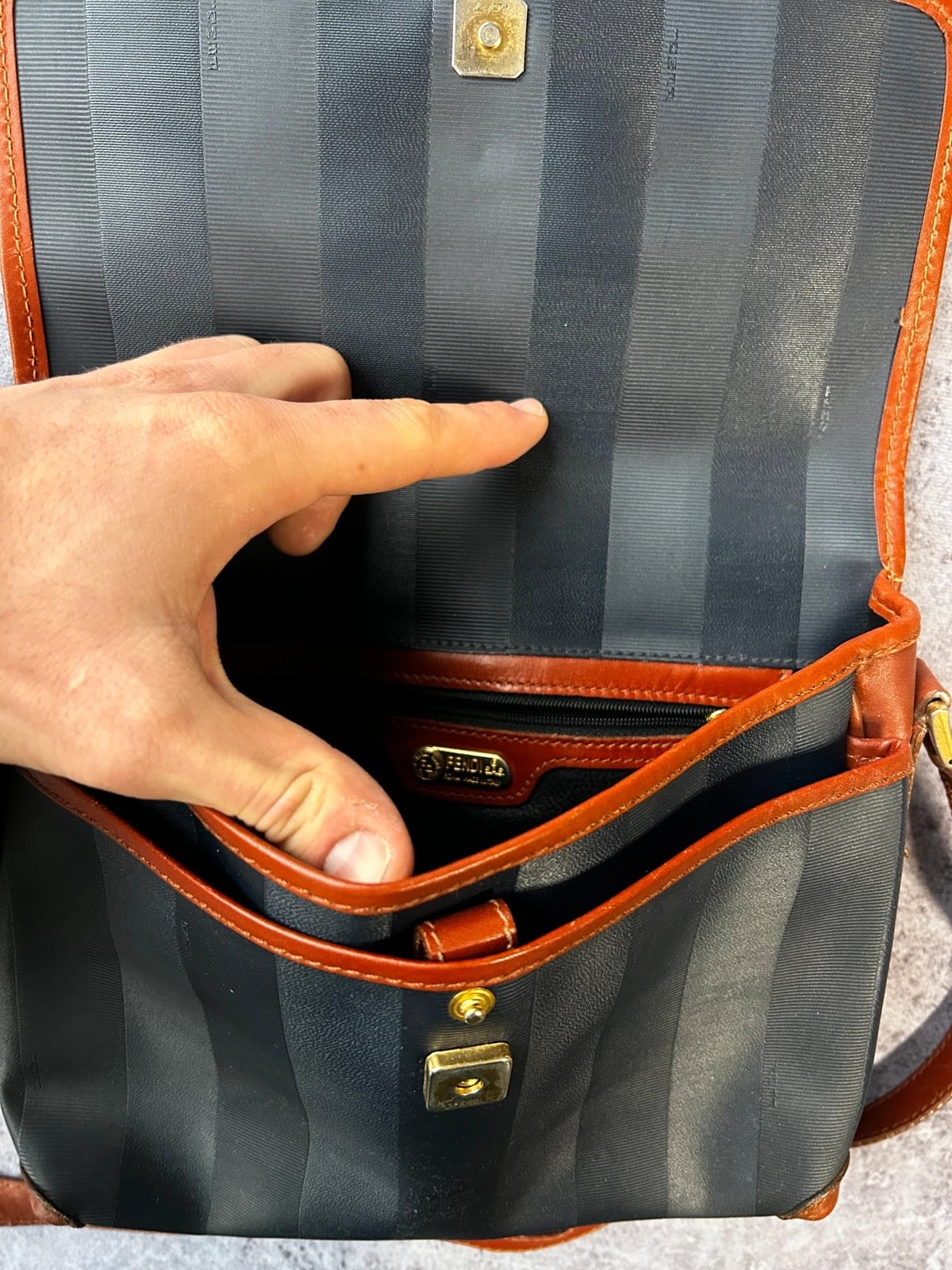 Fendi — Borsa a tracolla in tela rigata anni 90 nera — 8