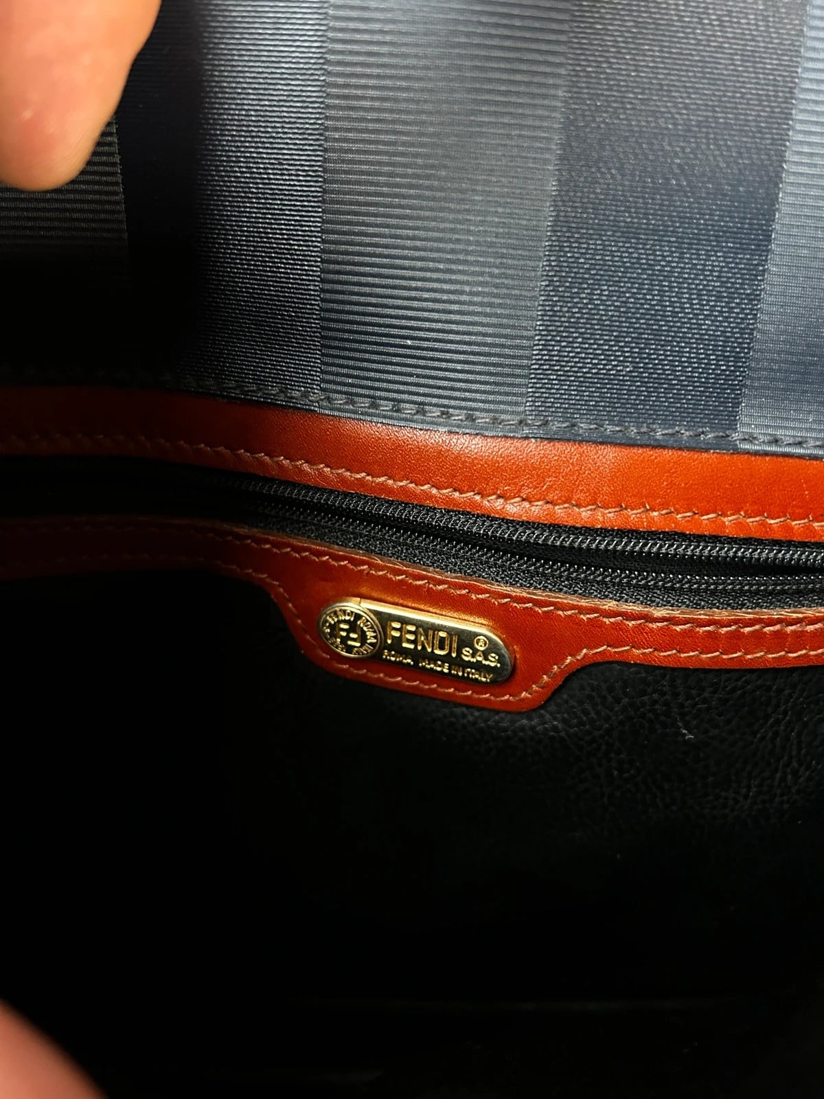 Fendi — Borsa a tracolla in tela rigata anni 90 nera — 9