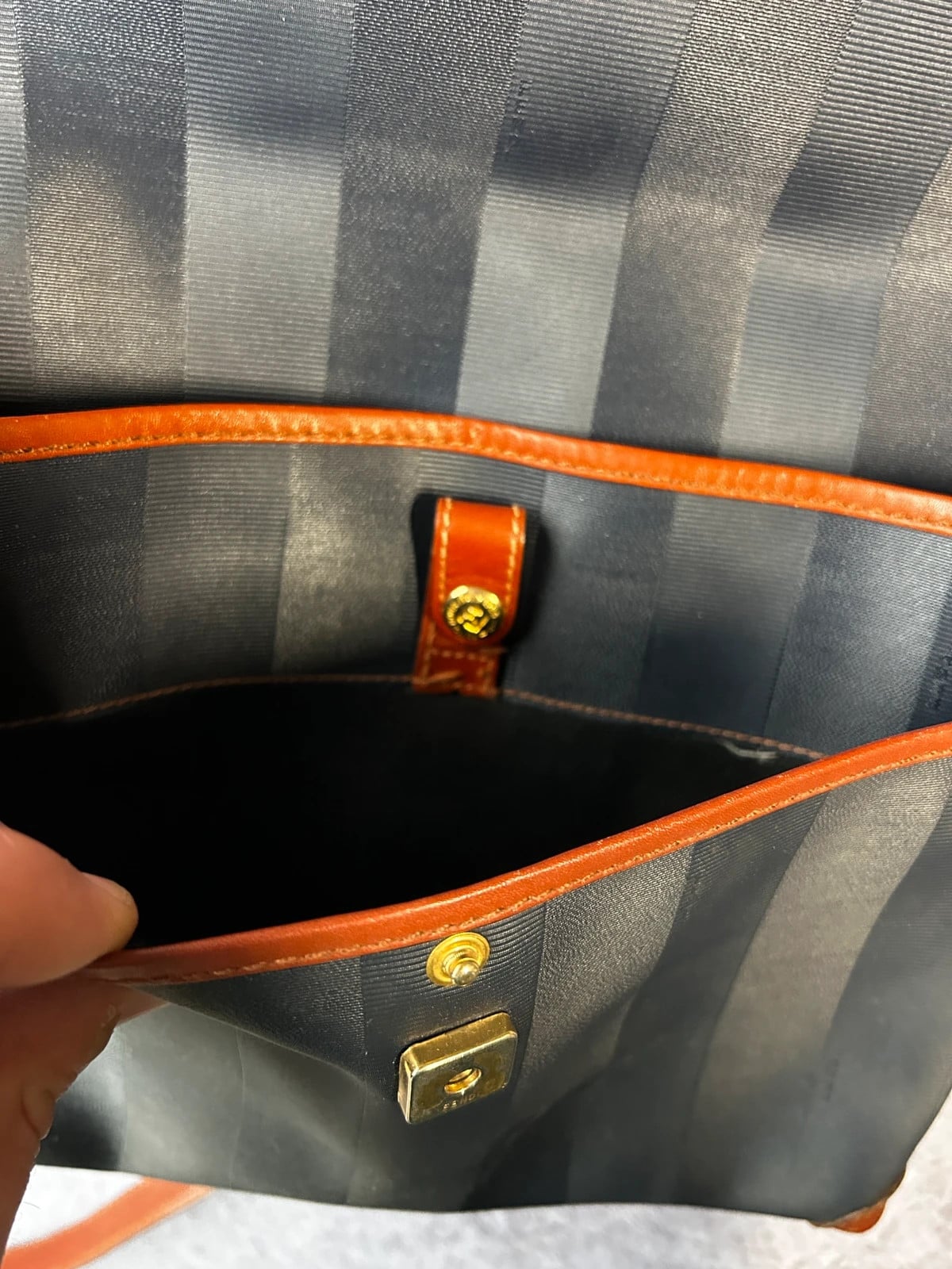 Fendi — Borsa a tracolla in tela rigata anni 90 nera — 10