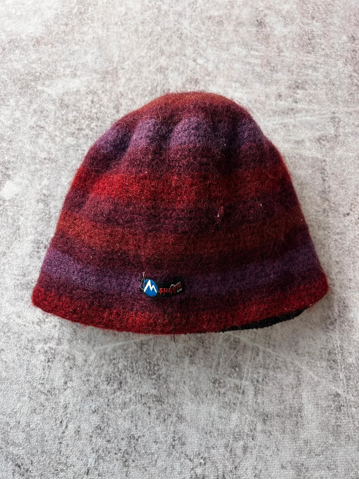 Mountain Sherpa — Berretto in lana anni 2000 rosso e viola — 2