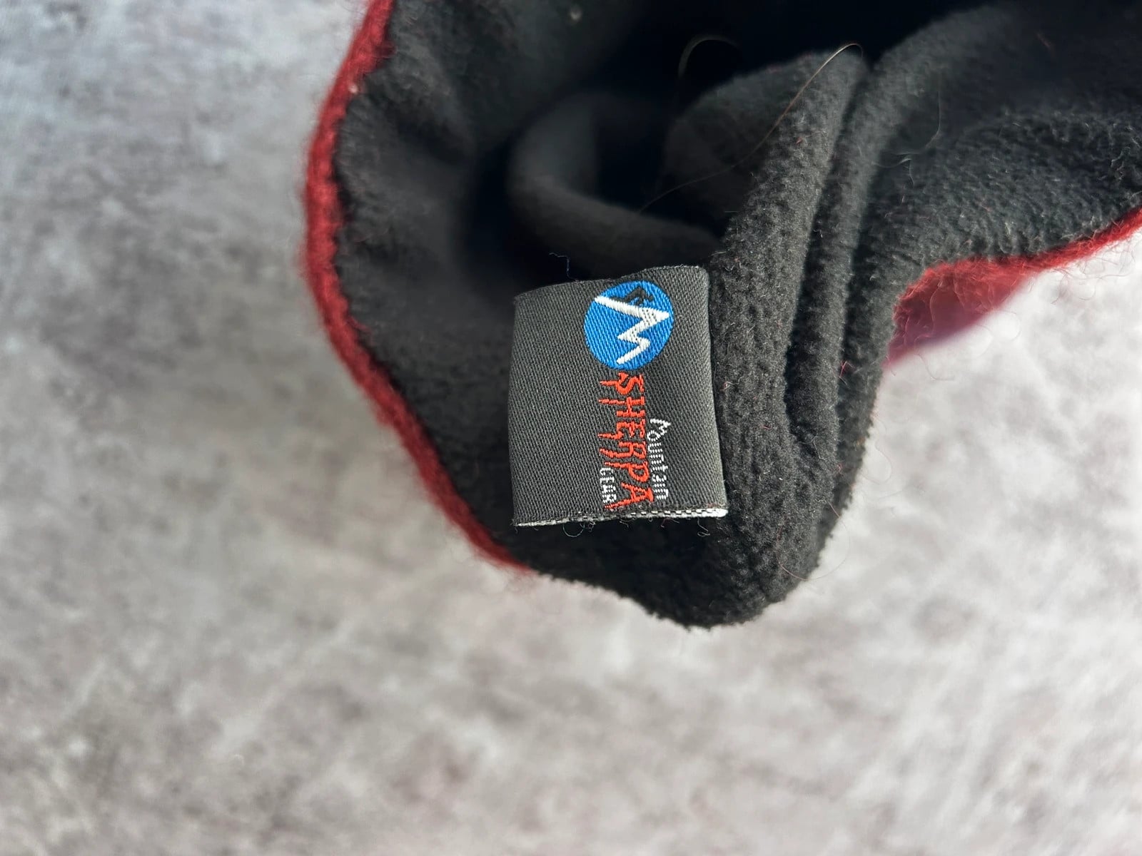 Mountain Sherpa — Berretto in lana anni 2000 rosso e viola — 3