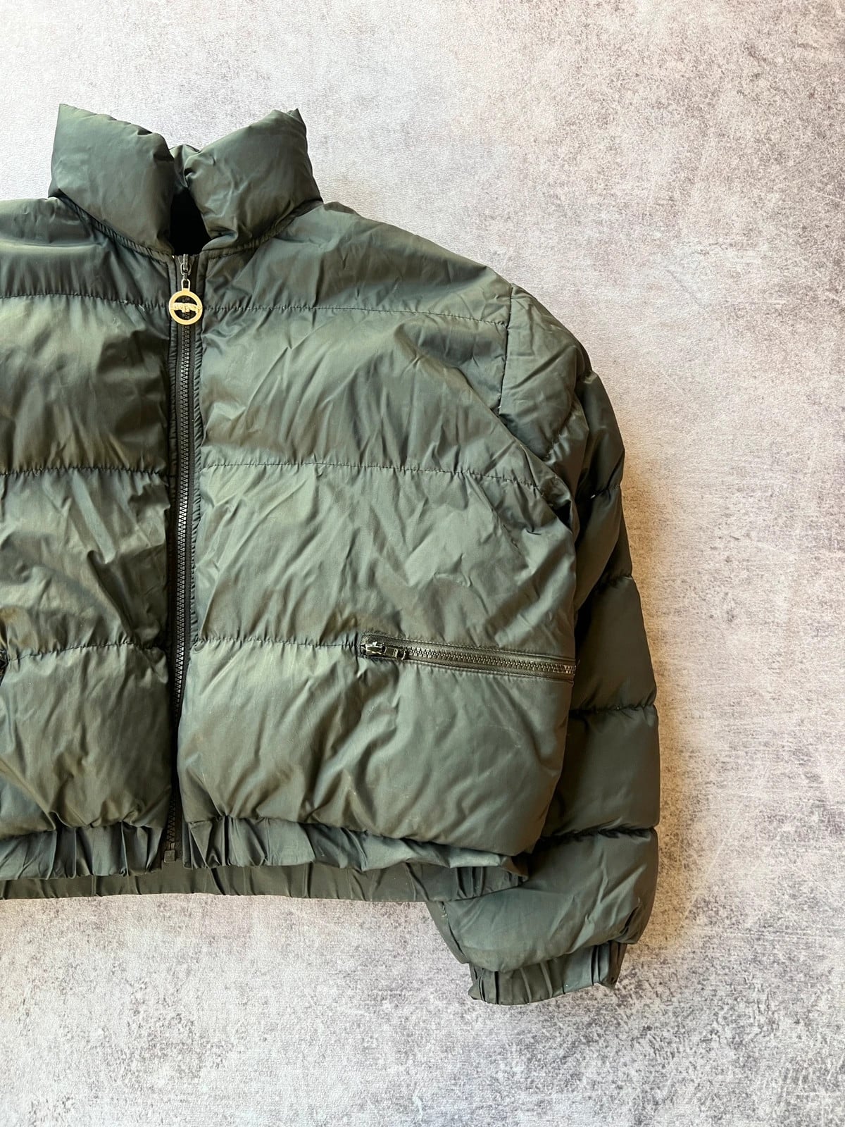 Kriza Jeans — Giacca puffer cropped anni 2000 verde oliva — 3