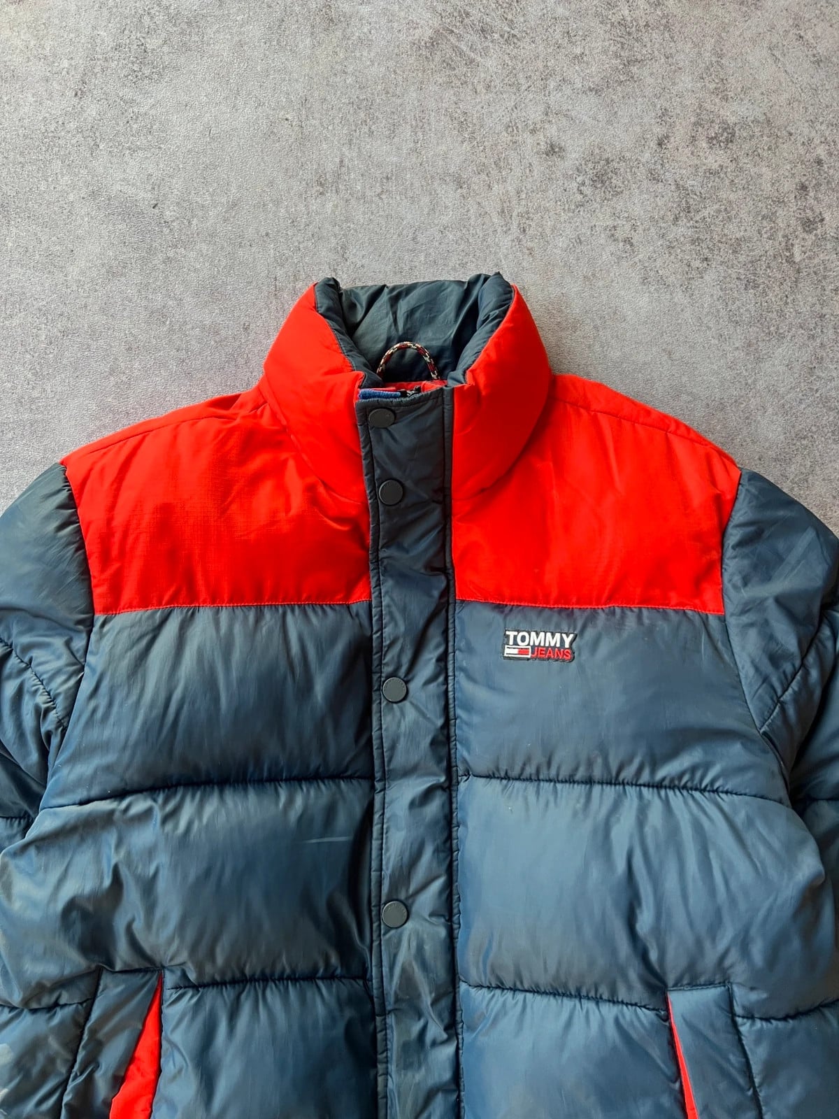 Tommy Hilfiger — Giacca puffer anni 90 blu e rossa