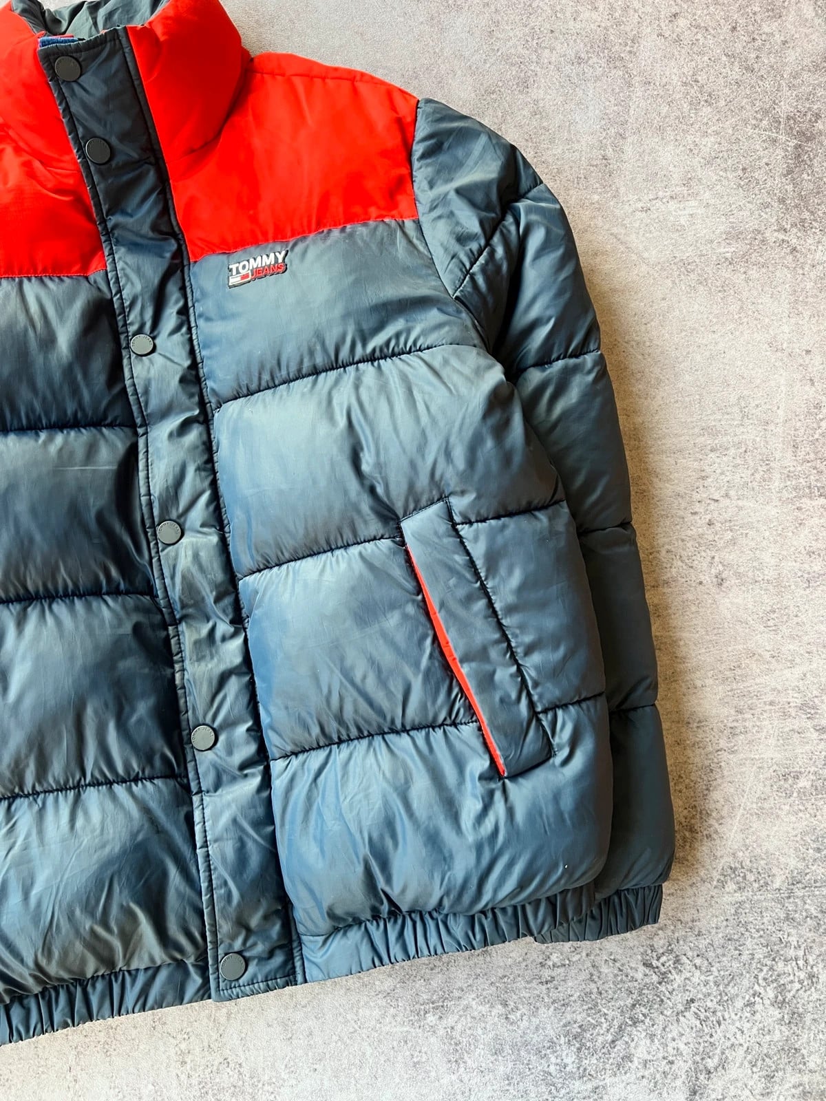 Tommy Hilfiger — Giacca puffer anni 90 blu e rossa