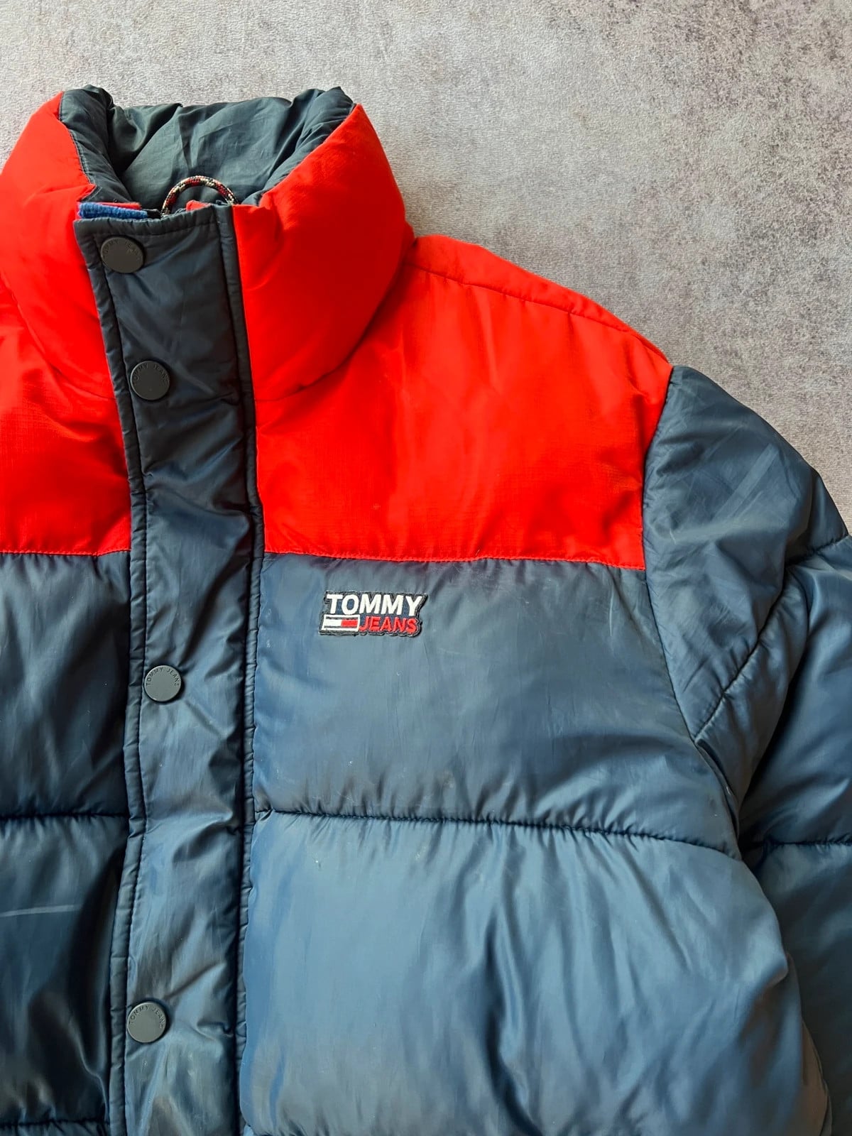 Tommy Hilfiger — Giacca puffer anni 90 blu e rossa