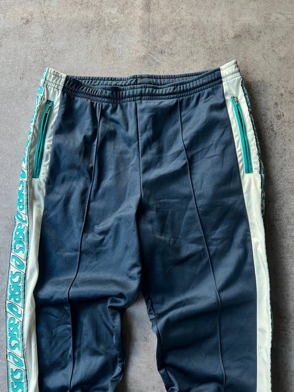 FELPA CON ZIP ASICS BLU/BIANCA & PANTALONI ABBINATI — 3